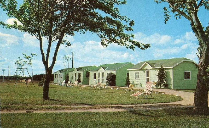 Roberts Motel (Roberts Ultra Modern Cabins) - 1957 Postcard (newer photo)